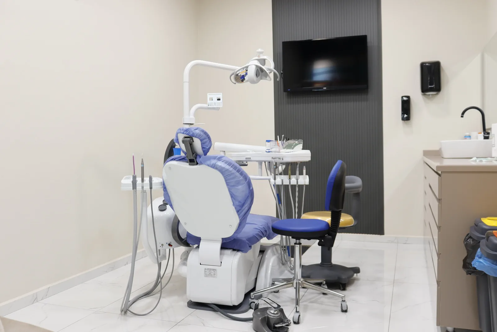 Nilüfer Çiçek Diş Kliniği modern muayene odası